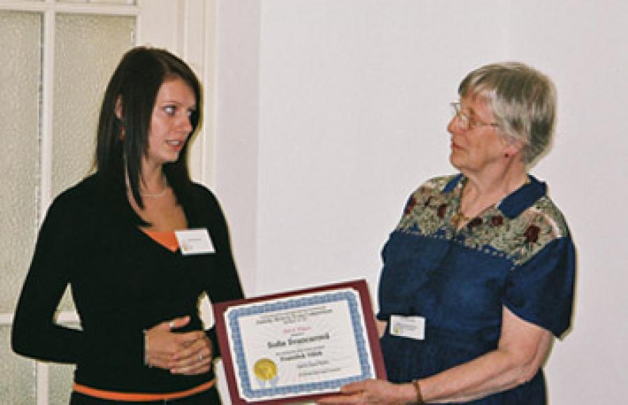 Dottie Speidel presenting Sona Svancarova with 1st place certificate