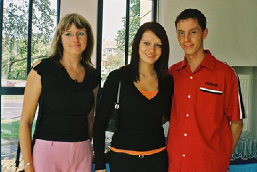  Sona Svancarova with her mother and friend