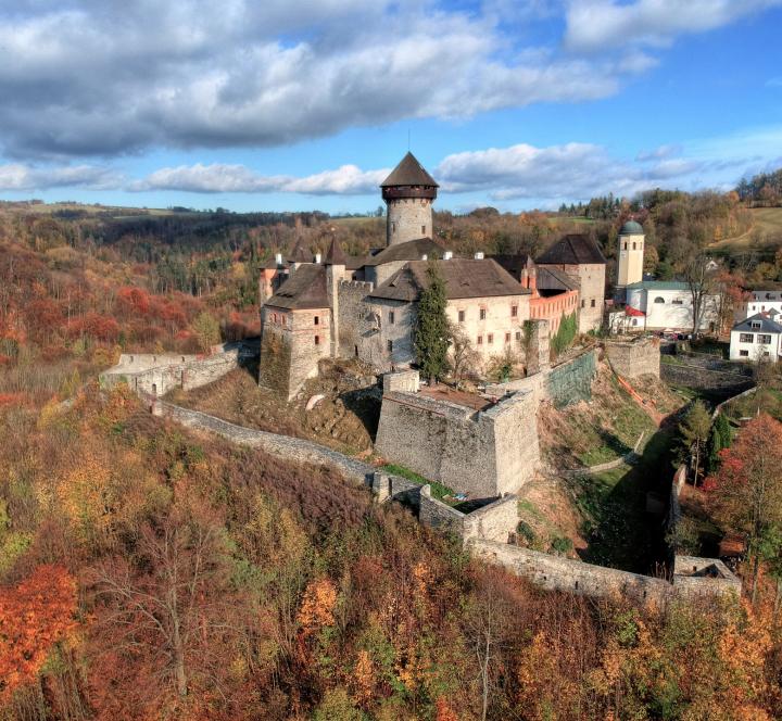 sovinec-castle-autumn